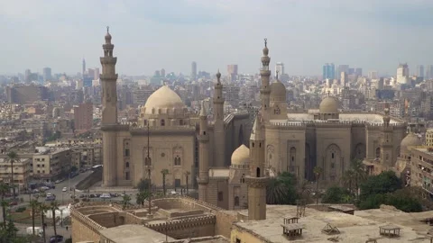 View of the old part of Cairo. Mosque-Madrassa of Sultan Hassan. Cairo. Egypt. Vídeos de archivo 138755605