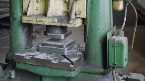 View of old screw press machine in outdated metal workshop 스톡 동영상 95906734