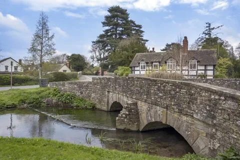 View of old stone bridge Eardisland Heredforshire Foto stock