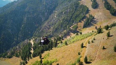 View of one paraglider from another, with a person using selfie stick to Video stock 100442076