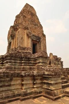 View onto one of the stupas at the Pre Rup Temple, a lion statue next to th.. Stock Photos