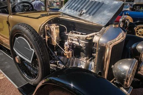 View of open hood and engine of 1923 Minerva 20HP Torpedo car on sunny day Foto stock