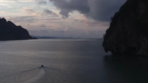 View of open sea and small boat, Phang Nga Bay, Thailand Vidéo 333421530
