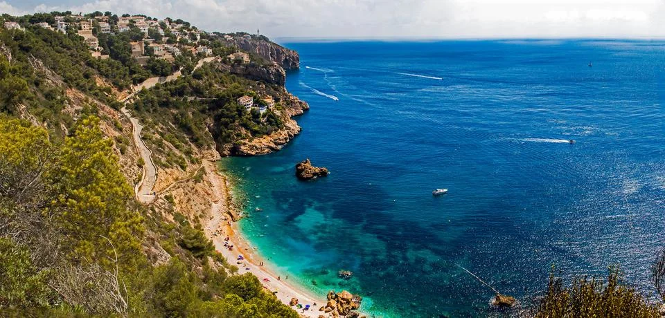 A view opens from the cliffs to the Mediterranean Sea Foto stock