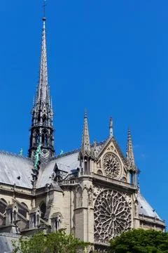 View of the original Notre-Dame de Paris church (before the fire lit up in .. Stockfoto's