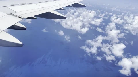 View out airplane window wing of tropical Caribbean Mexico coast blue sky clouds Vídeo Stock 194173306