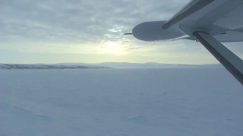 View Out Window Of Small Plane Over Remote Snowy Landscape Vídeo Stock 102134400