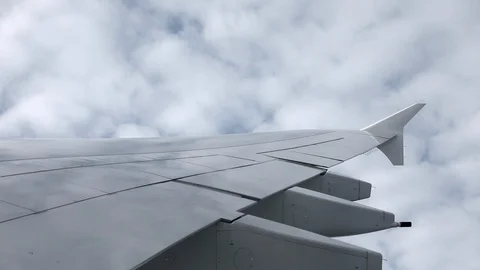 View out the window of the wing of an airliner in flight with no markings. Vidéo 128589903