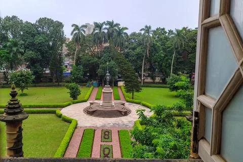 View of the outer garden from the window of Chhatrapati Shivaji Maharaj Vastu Stock Photos