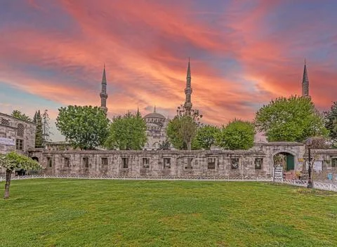 View of the outer wall of the Sultan Ahmed Mosque in Istanbul at sunset Stock-Fotos