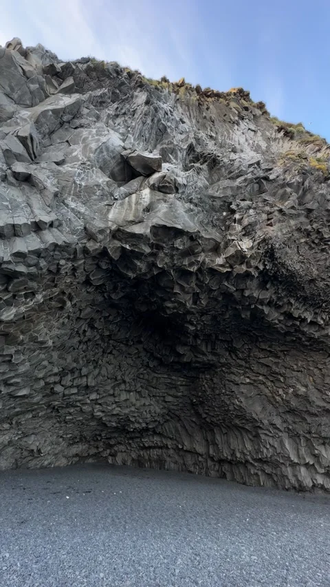 View from outside looking into the basalt column cave of Halsanefshellir  Video stock 332752979