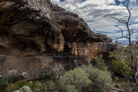 View over a Aboriginal cave, behind a fence, in australia Foto stock