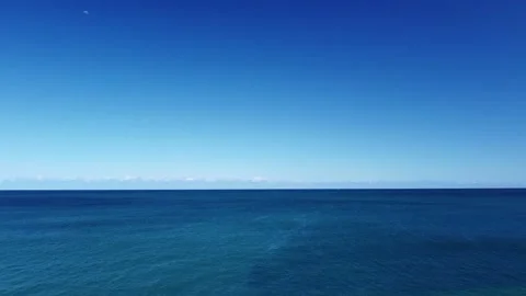 View over calm Indian Ocean panning up to reveal moon, Mindarie Beach Perth Vídeos de archivo 307494200