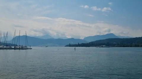 View over the calm Lake Lucerne (Vierwaldstättersee) on a cloudy spring day Vidéo 334490234