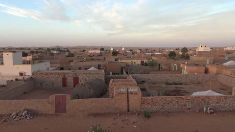 View over Chinguetti just after sunrise, Mauritania Vídeo Stock 149326469