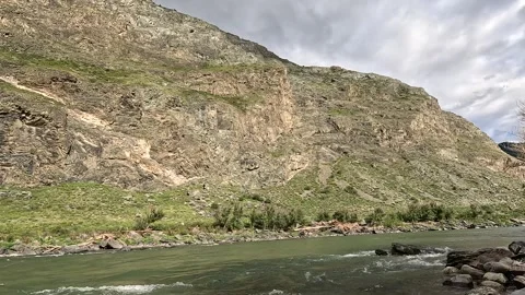 View of over Chulyshman River and camping area in Dolina Chulyshmana Recreation Vidéo 249539564