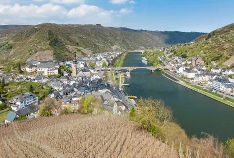 View over the city of Cochem in the Eifel with the Moselle River valley in Ge Fotos Stock