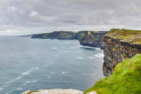 View over cliff line of the Cliffs of Moher in Ireland during daytime Stock-Fotos
