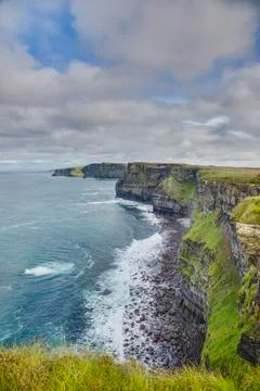 View over cliff line of the Cliffs of Moher in Ireland during daytime Stock-Fotos