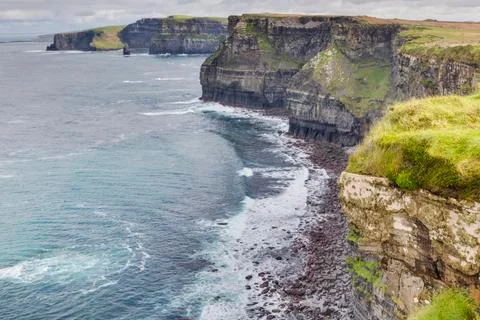 View over cliff line of the Cliffs of Moher in Ireland during daytime Stock-Fotos