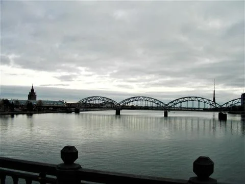 View over Daugava river with bridge, Skyline and Spire in Riga 库存照片