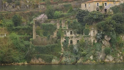 View over Douro river and ruined old stone houses on a rainy day in Spring. Stock Footage 104267987