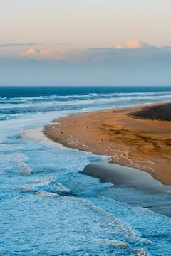 View over Dramatic Empty "Praia do Norte" Beach in Nazaré, Portugal Foto stock