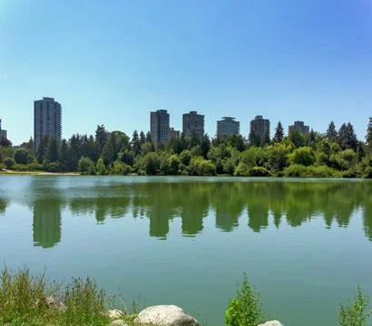 View over Lost Lagoon at old residential high-rises in downtown of Vancouver 库存照片