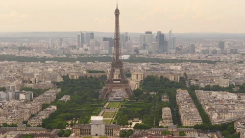 View over Paris, looking towards the Eiffel Tower and La Defense Vídeo Stock 237925016