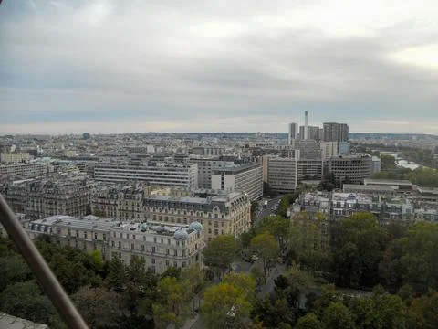 View over Paris rooftops under cloudy sky 库存照片