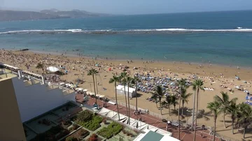 View over the Playa de las Canteras beach in Las Palmas Gran Canaria Spain Video stock 86066183