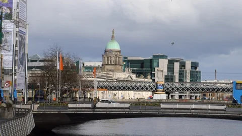 View over River Liffey, Dublin, Ireland, past rail bridge to Custom House Vídeos de archivo 100551263