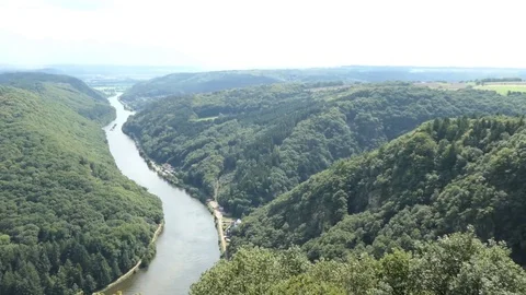 View over the Saar river loop next to Mettlach 스톡 동영상 79961700