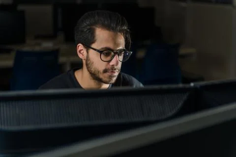 View over a screen of the face of a young computer science student working with Foto stock