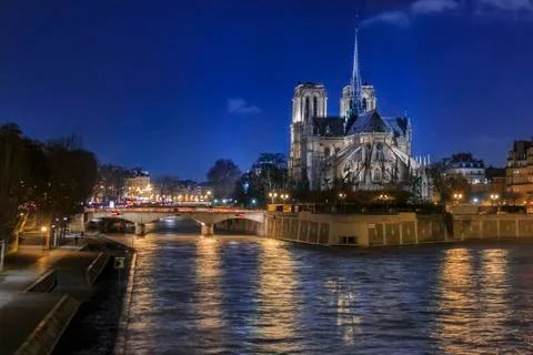 View over Seine onto illuminatred back side of Notre Dame de Paris at night i Fotos Stock