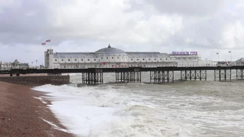 View of Palace Pier on a Windy Pebble Beach with High Waves, Brighton, UK Vidéo 287441679