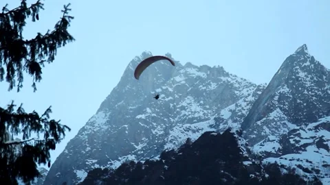 View of the parachute in front of the snow covered mountain peak at Solang Vidéo 151037574