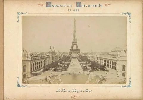 View of the Parc de Mars with centrally the Eiffel tower; La Parc du Champ... Fotos Stock