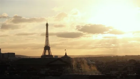 View of Paris and Eiffel Tower from the the roof terrace of Lafayette at Sunset. Vídeos de archivo 98276048