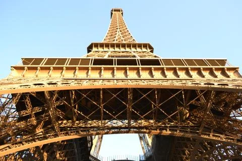 View to the Paris Eiffel Tower complex structure from the ground. Foto stock