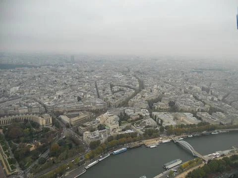 View of Paris from a height on a cloudy day 库存照片
