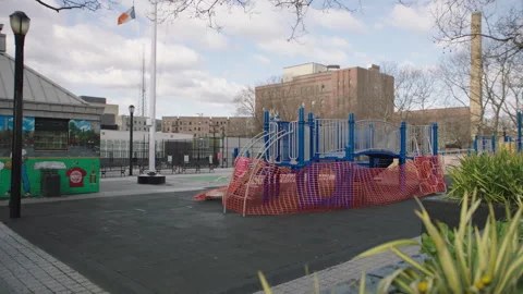 View of park shutdown on a windy day in nyc during the pandemic Vídeos de archivo 251191994