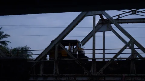 View of a parked auto on bridge, shot while travelling on a boat, India Vídeo Stock 120836731