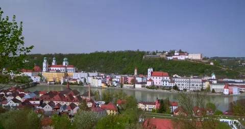 View of Passau, St. Stephan Cathedral and Veste Oberhaus Video stock 273138844