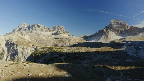 View of the Paterno mountain from the Three Peaks of Lavaredo, Autumn 스톡 동영상 128953364