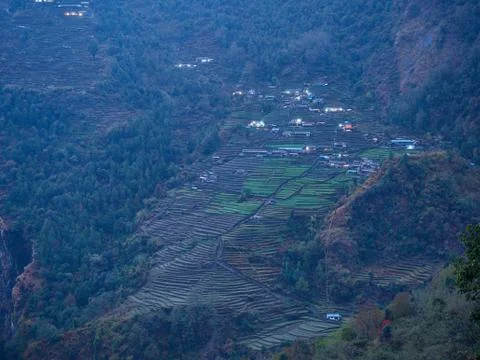 View from the path to Annapurna Base Camp to the evening upper Chomrong with Foto stock