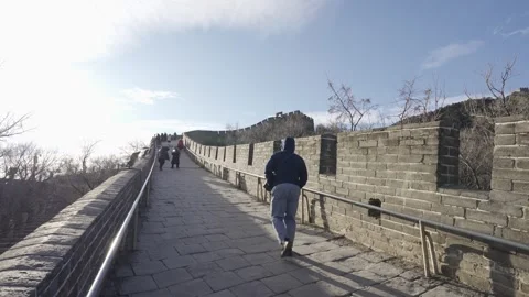 View on the path over the great wall of China with some people walking on t.. Video stock 328715882