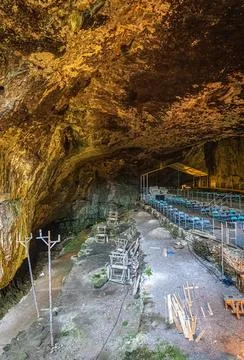 View of the Peak Cavern, also known as the Devil's Arse, in Castleton, Derbys Stock Photos