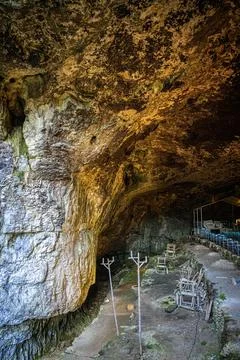 View of the Peak Cavern, also known as the Devil's Arse, in Castleton, Derbys Stock Photos