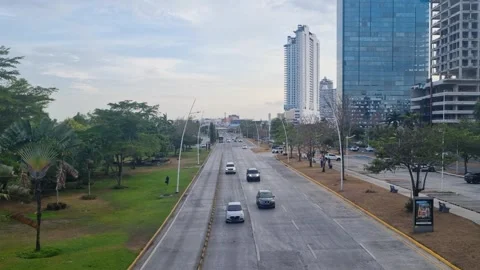 View from a pedestrian bridge over traffic on Avenida Balboa in Panama City Stock-Footage 335018156